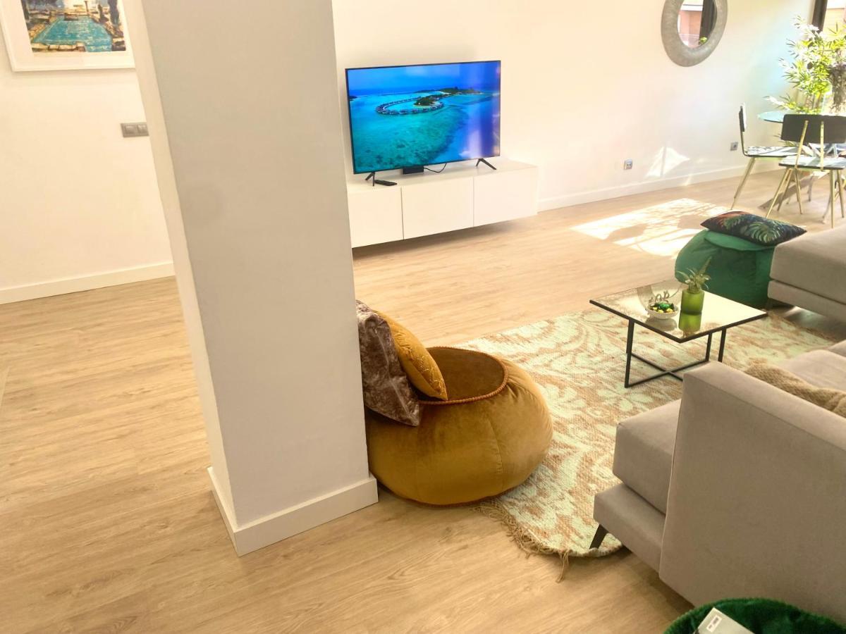 Barcelona Chic Apartments- Free Parking - 10 Min From Bcn City Centre By Metro Luaran gambar