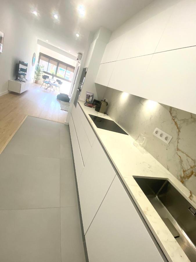 Barcelona Chic Apartments- Free Parking - 10 Min From Bcn City Centre By Metro Luaran gambar