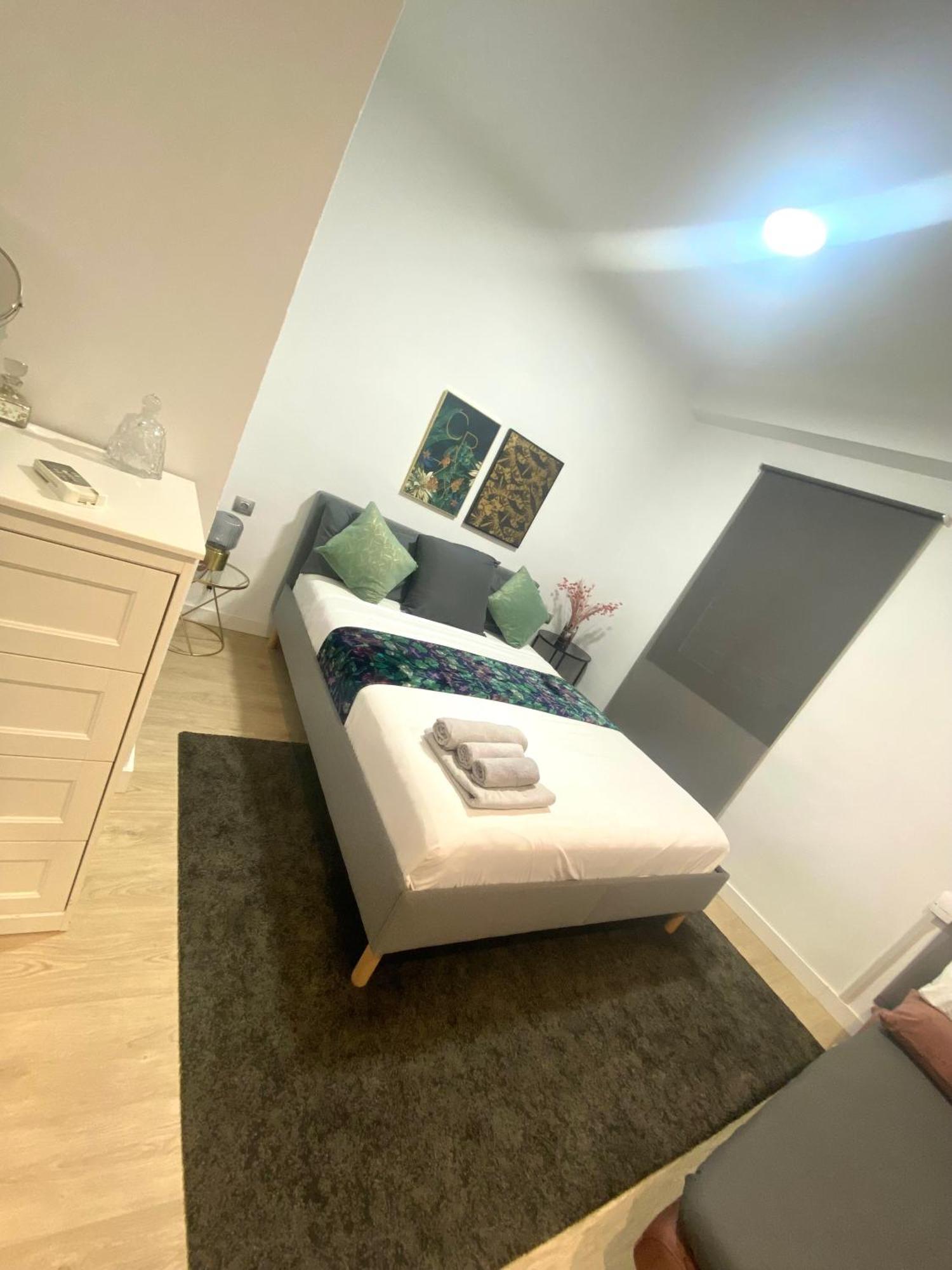 Barcelona Chic Apartments- Free Parking - 10 Min From Bcn City Centre By Metro Luaran gambar