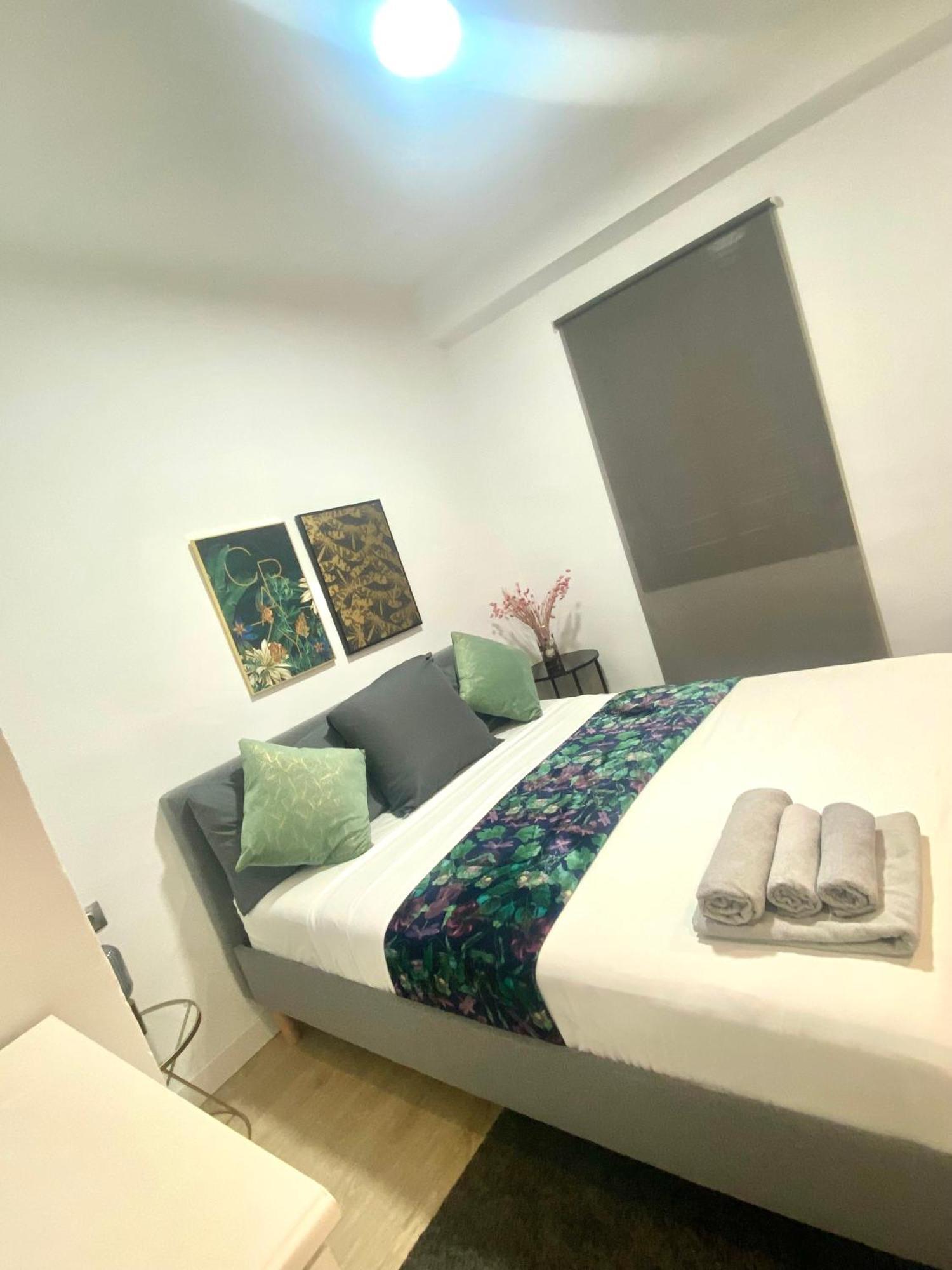 Barcelona Chic Apartments- Free Parking - 10 Min From Bcn City Centre By Metro Luaran gambar
